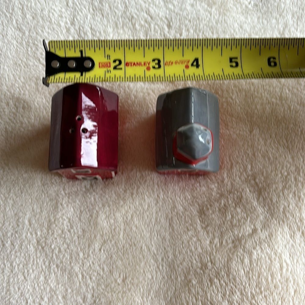 Vintage Red Barn Farm House Salt & Pepper Shakers - Picture 4 of 7